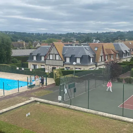 Dans Résidence Privée, Picsine, Tennis