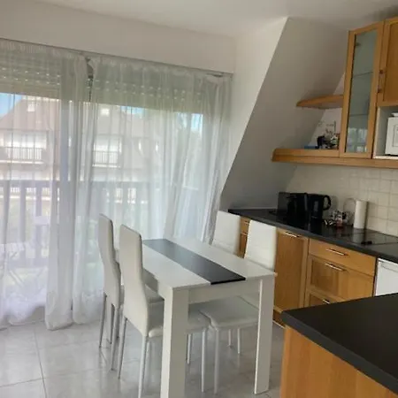 Dans Résidence Privée, Picsine, Tennis